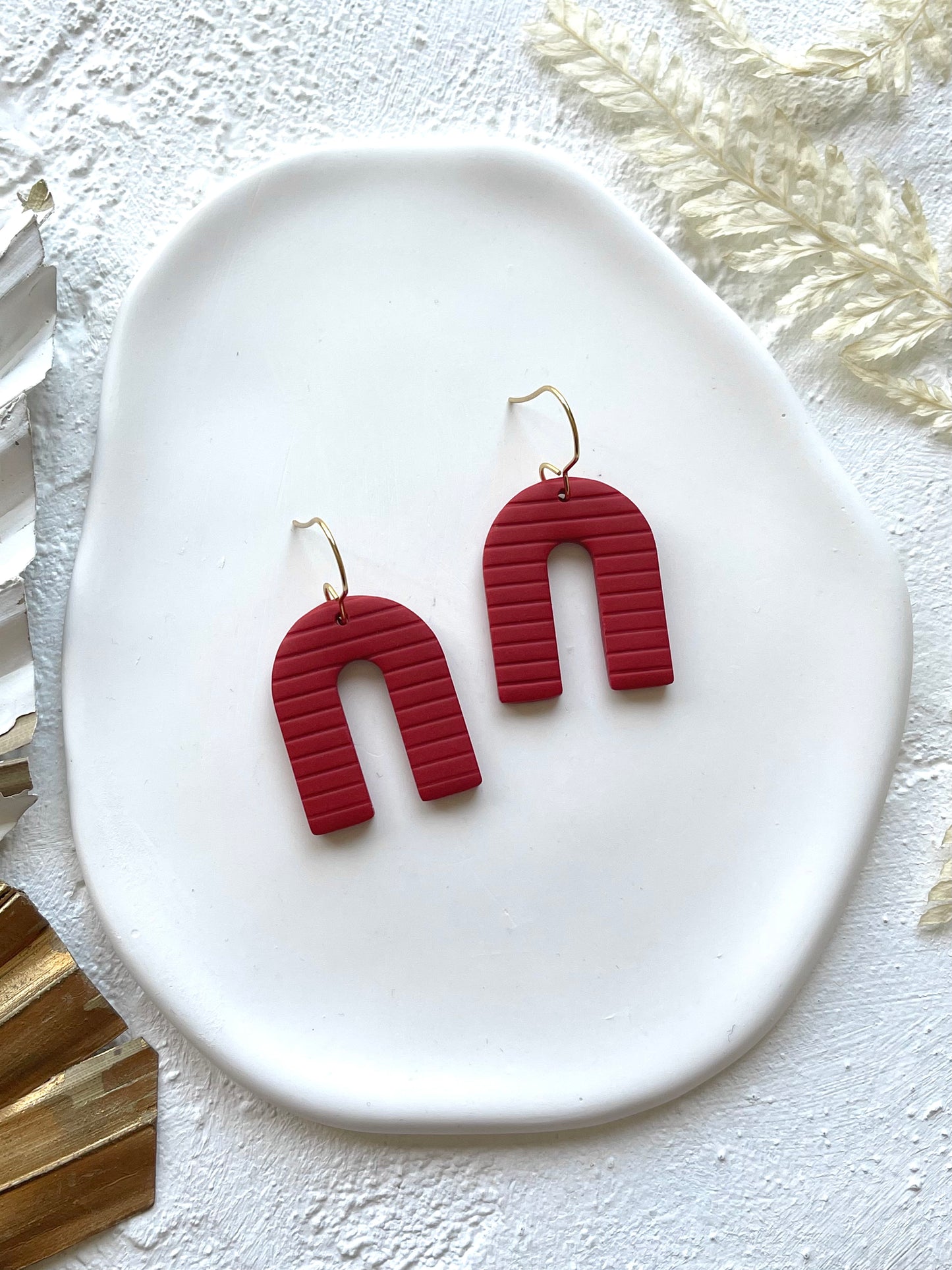 'Basic Staple' Red Stripe Arch Dangle