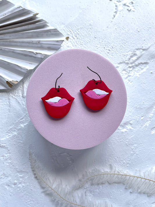 'Lips' Dangle